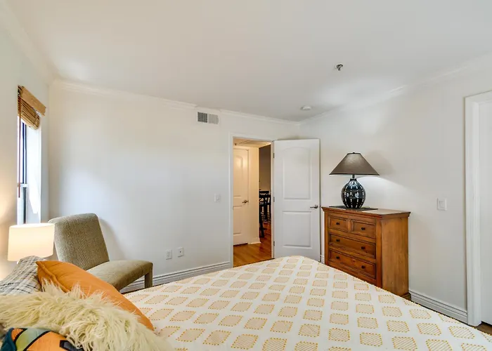 Holiday home Walkable Location: W/ Pool Access! *