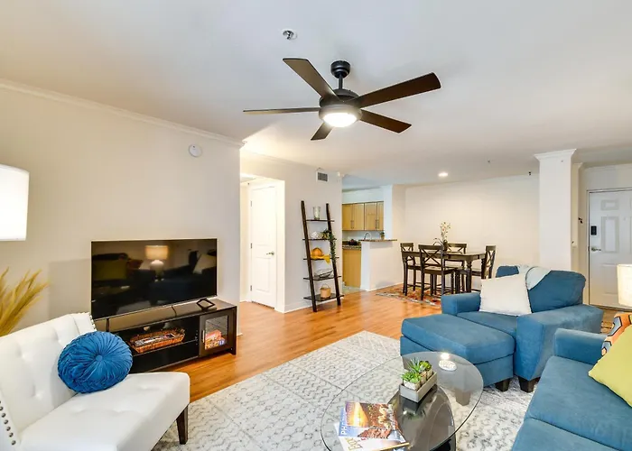 Holiday home Walkable Location: W/ Pool Access!