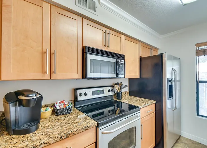 Holiday home Walkable Location: W/ Pool Access!