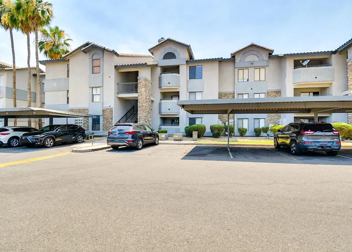 Holiday home Walkable Location: W/ Pool Access! *