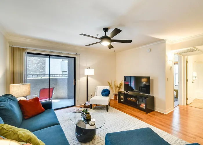 Holiday home Walkable Location: W/ Pool Access!
